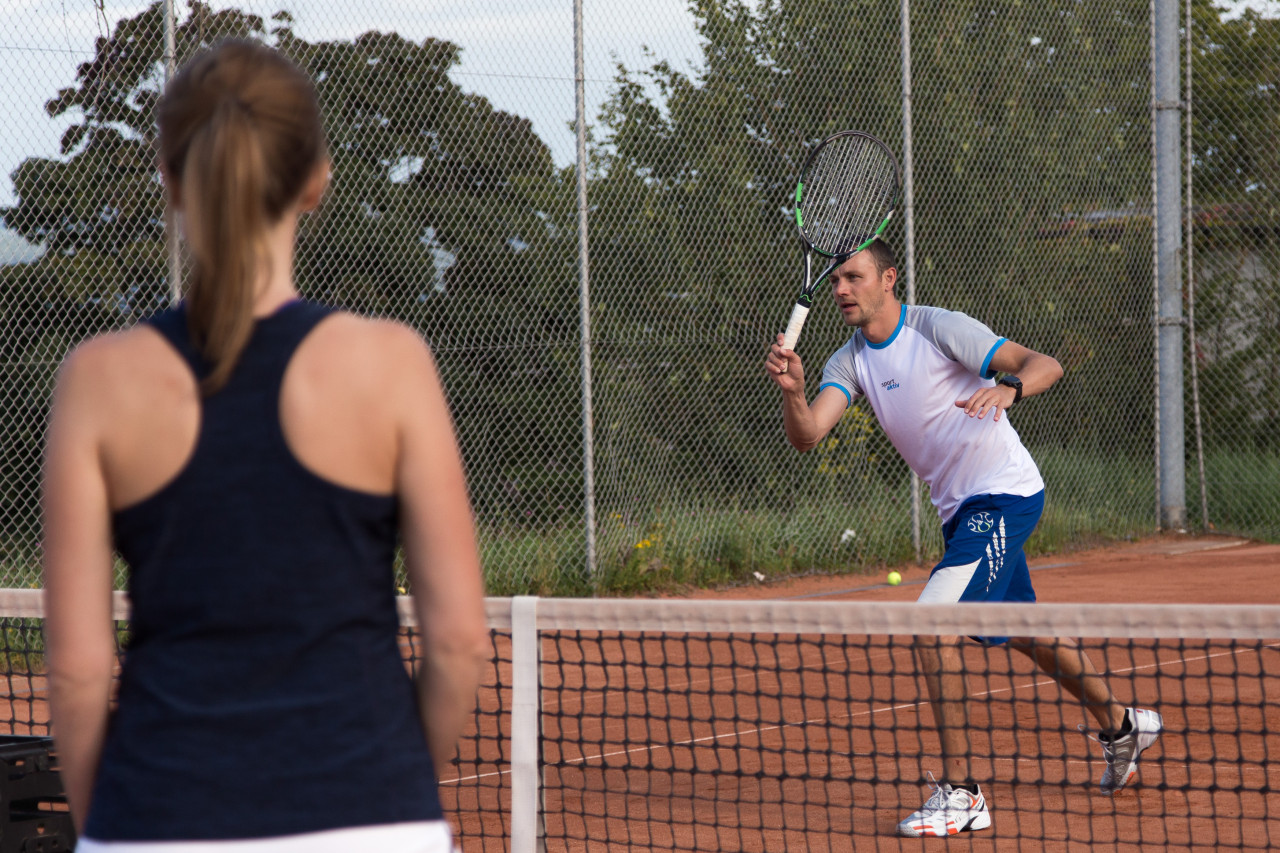 Tennis Sportaktivleitender beim Gruppenkurs
